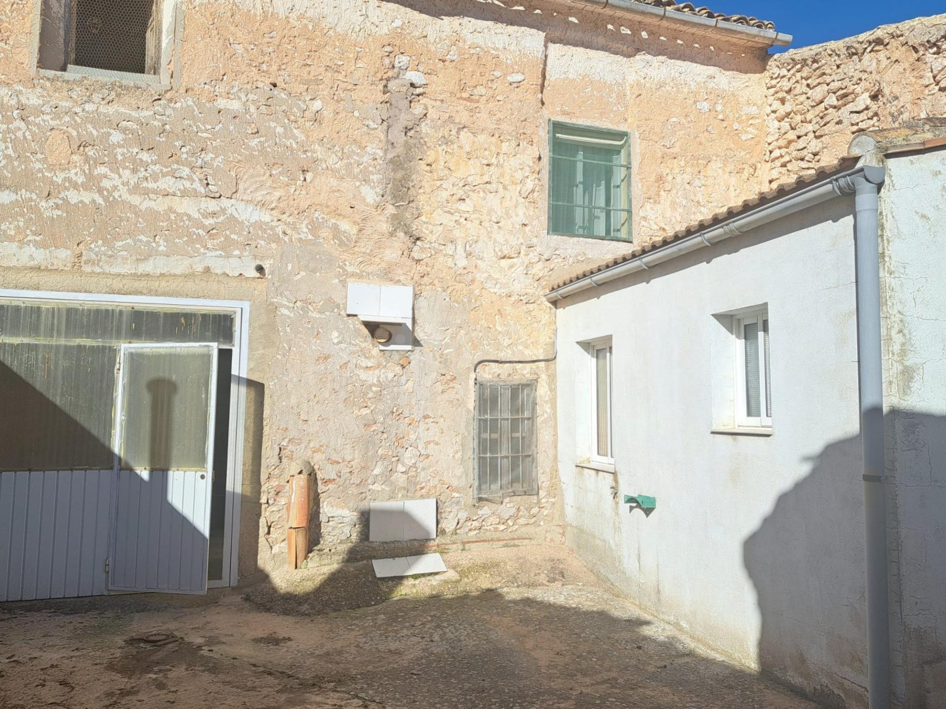 Casa de pueblo con patio, garaje y gran potencial en Fuenter - foto 4