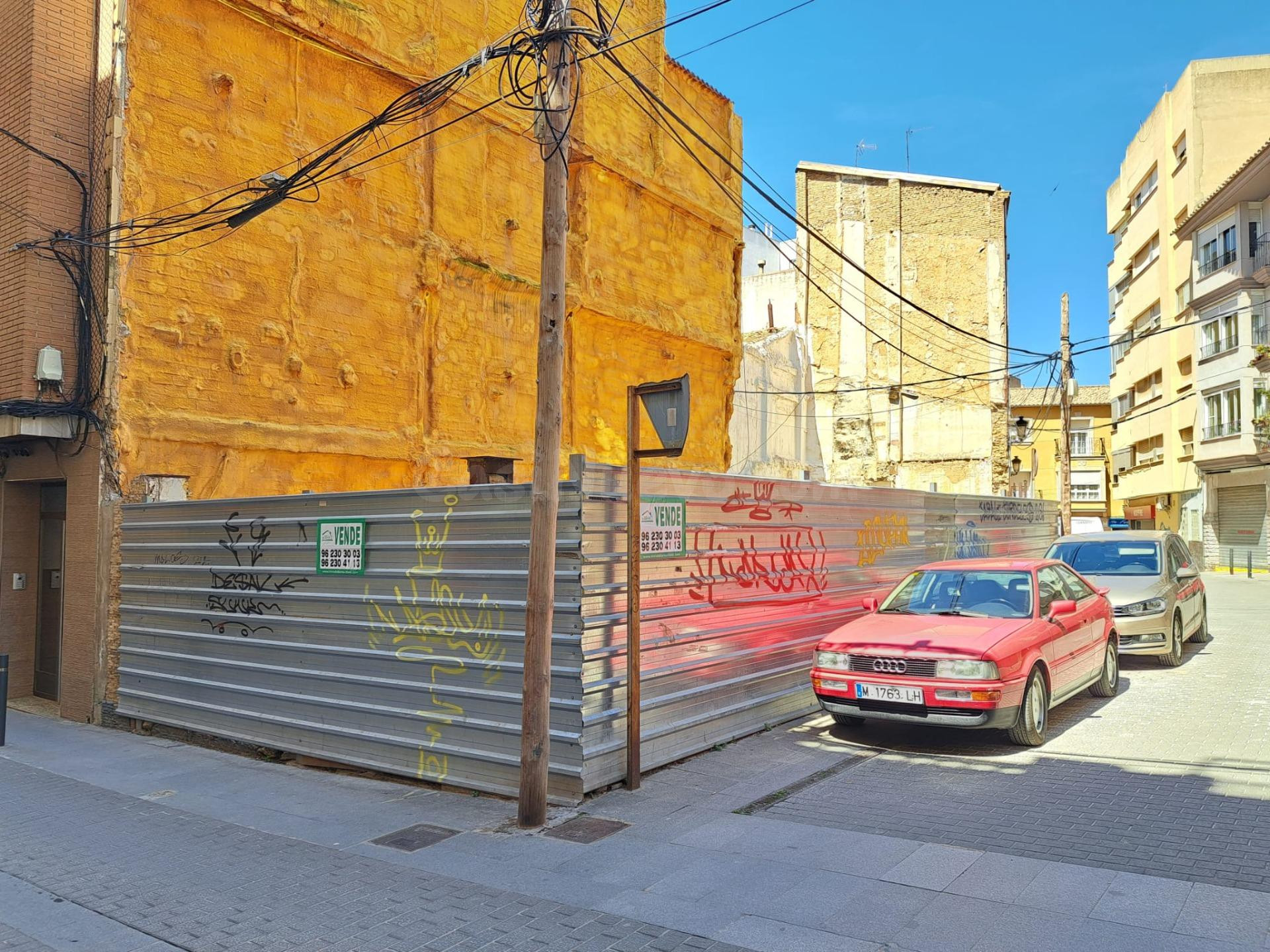 Suelo en pleno centro de Requena con fachada a tres calles.