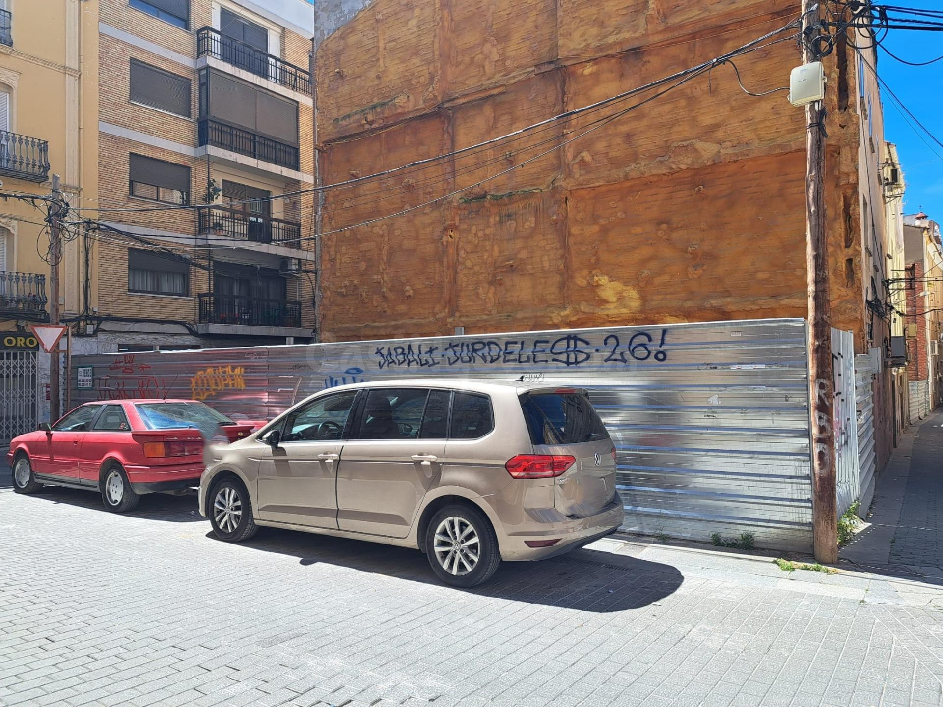 Suelo en pleno centro de Requena con fachada a tres calles. - foto 2