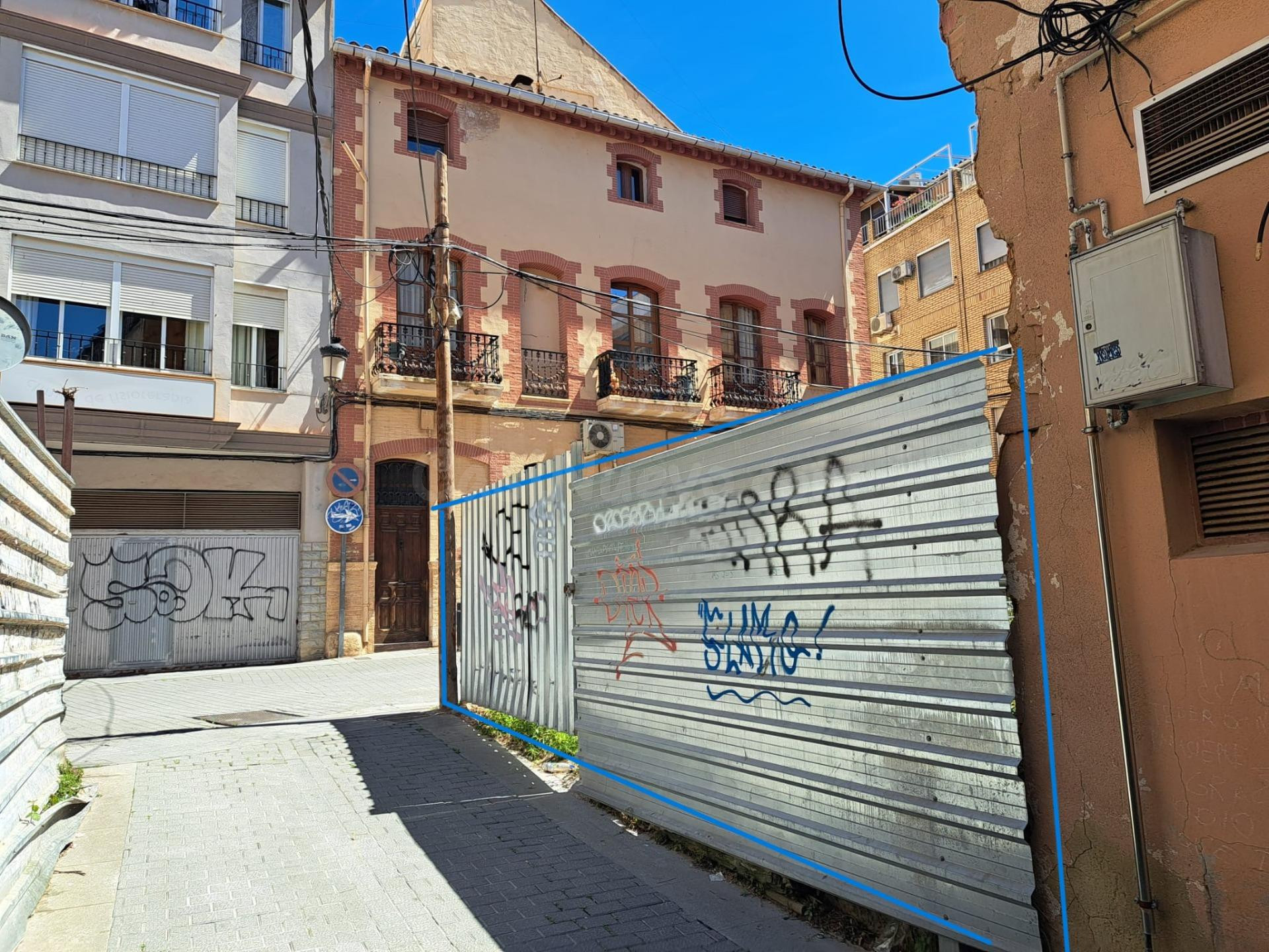 Suelo en pleno centro de Requena con fachada a tres calles. - foto 3