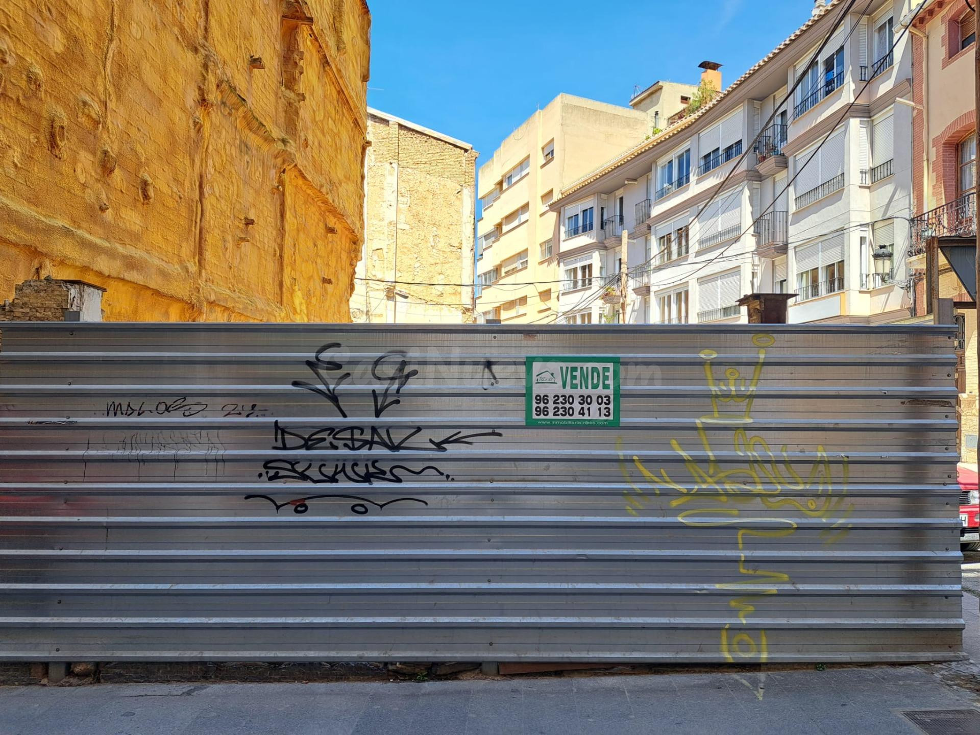 Suelo en pleno centro de Requena con fachada a tres calles. - foto 4