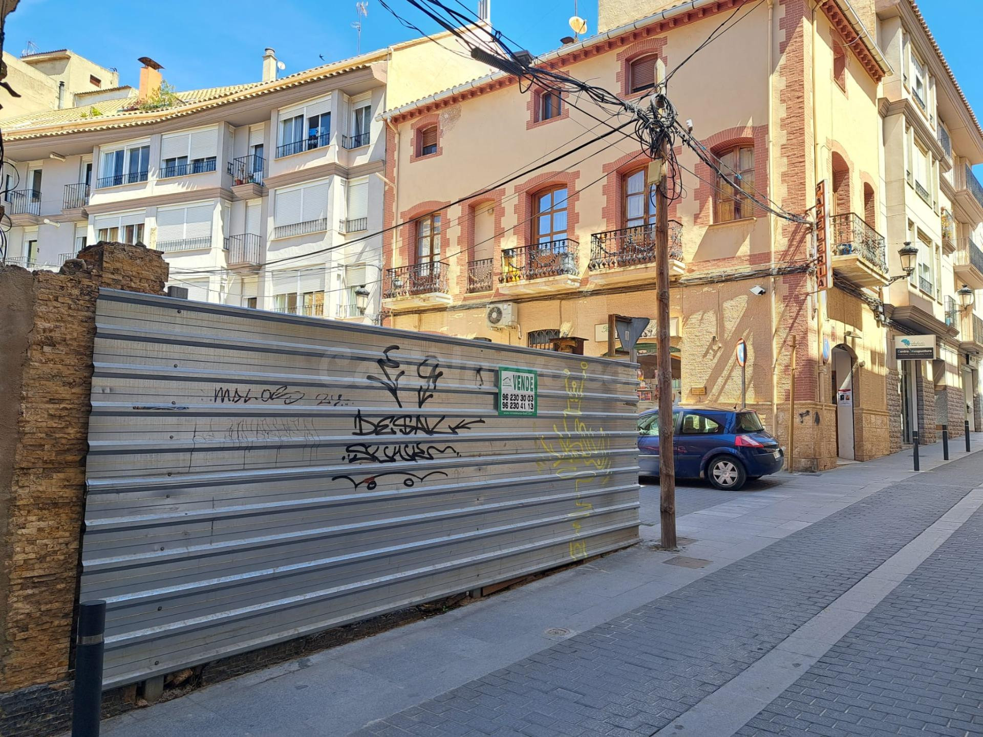 Suelo en pleno centro de Requena con fachada a tres calles. - foto 5