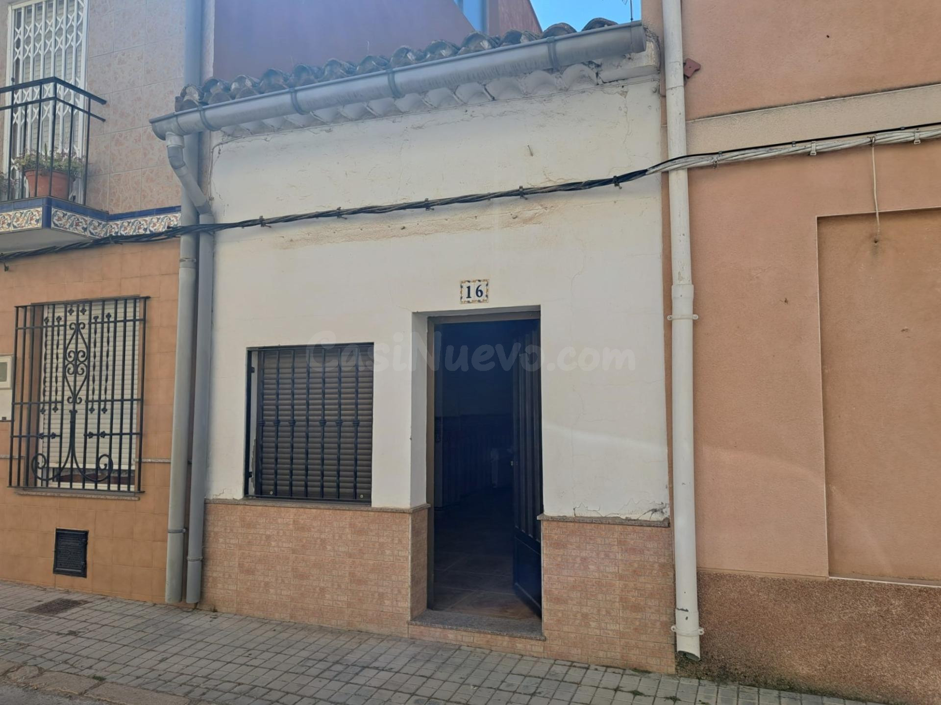 Casa con fachada a dos calles en San Antonio de Requena. - foto 2