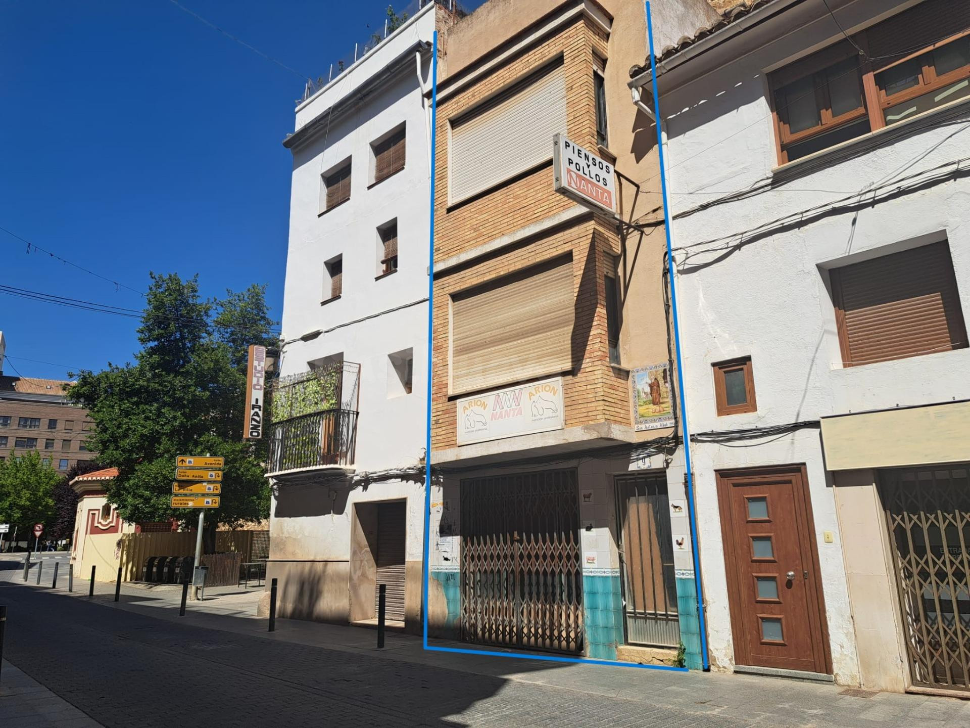 Casa con cueva y doble acceso en pleno centro histórico de R