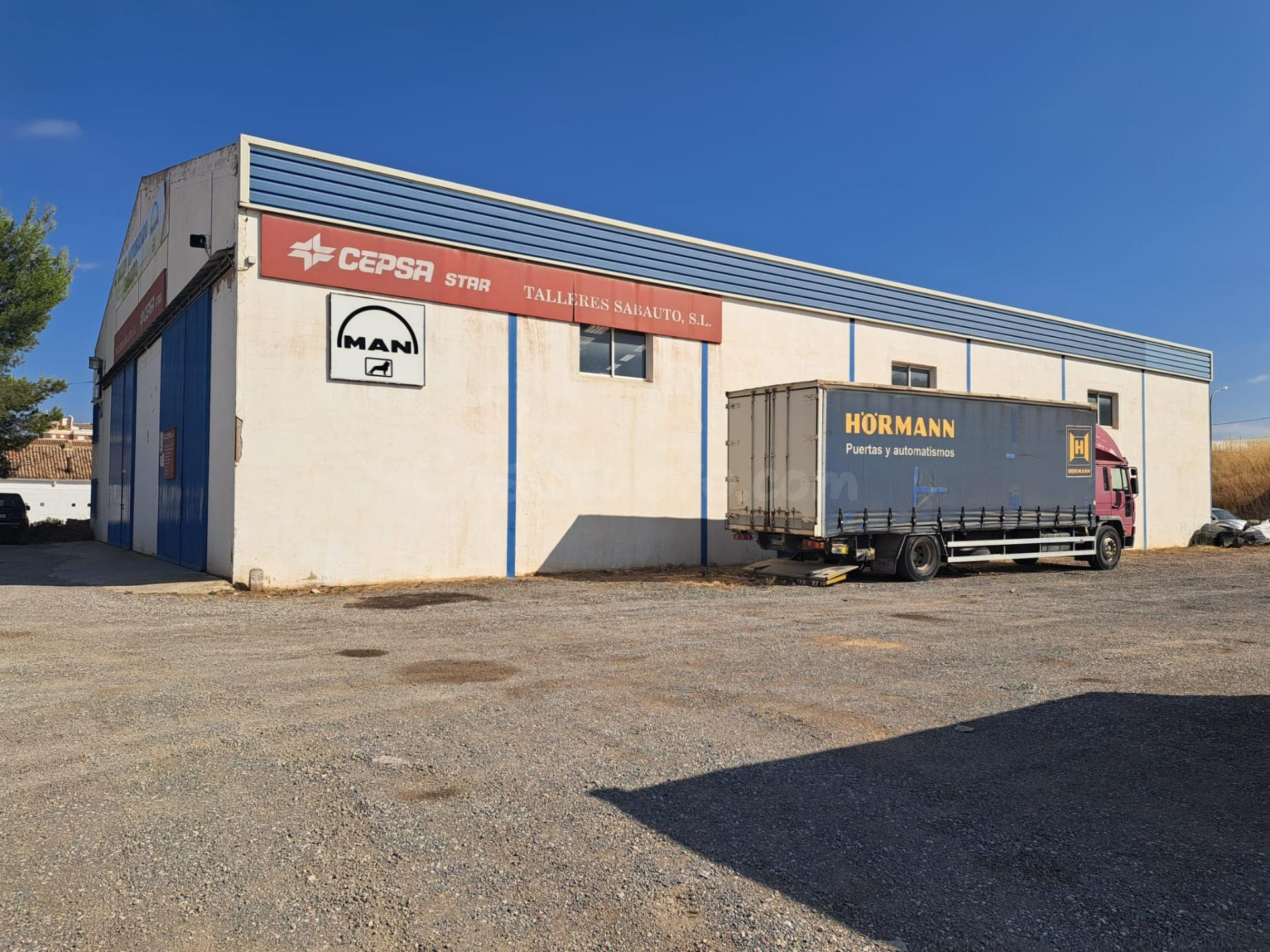 Nave industrial con amplia parcela en una de las zonas comer