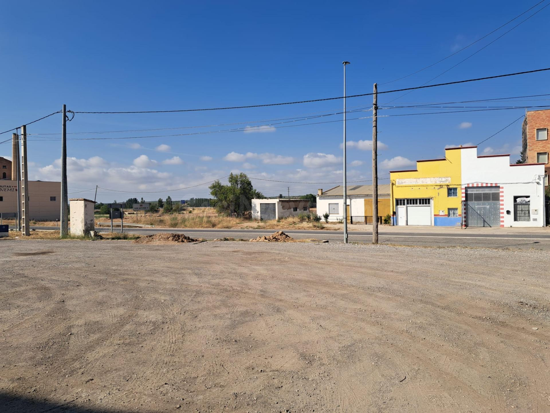 Nave industrial con amplia parcela en una de las zonas comer - foto 4
