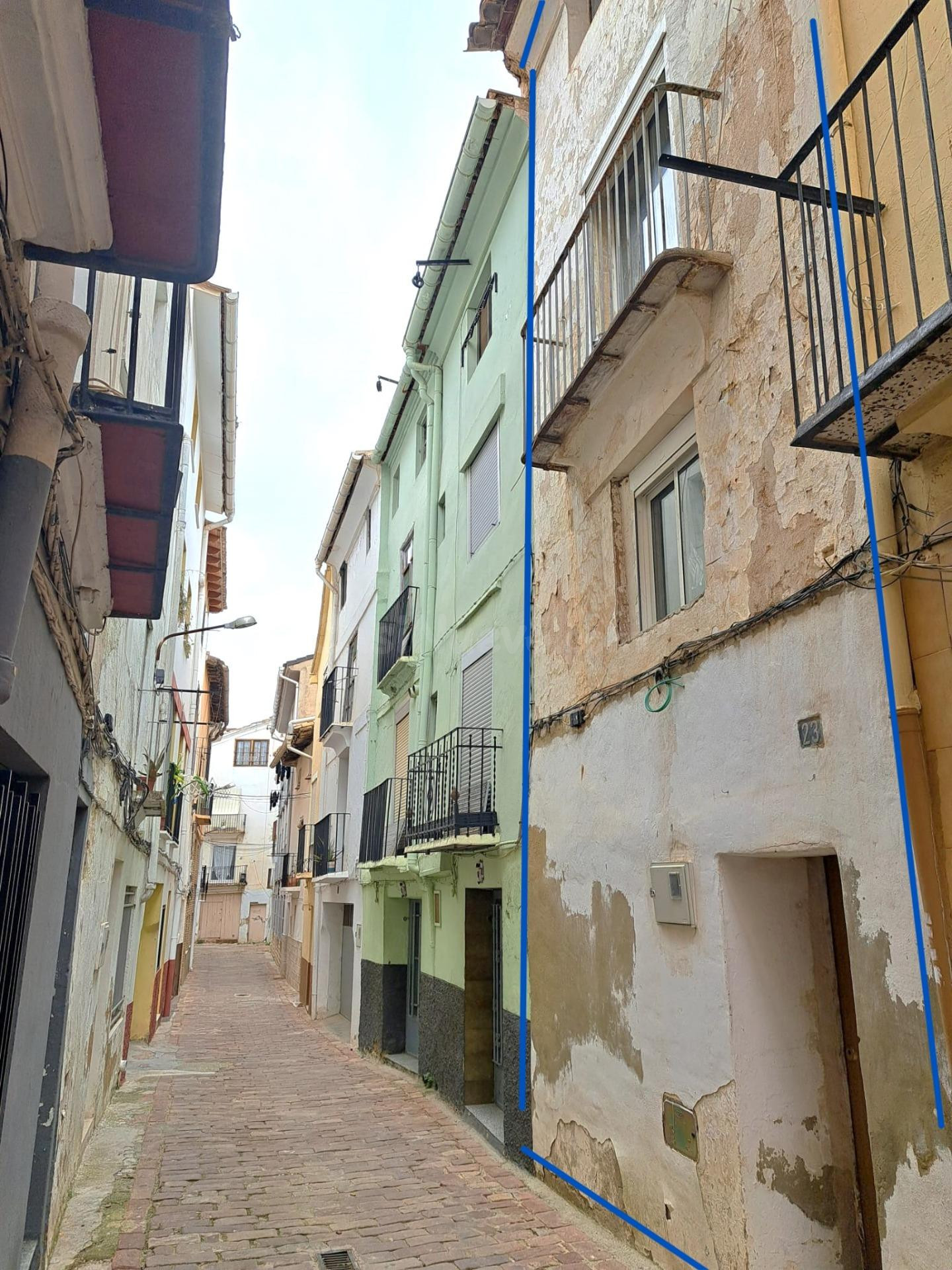 Casa en venta en pleno centro de Requena con patio al fondo.