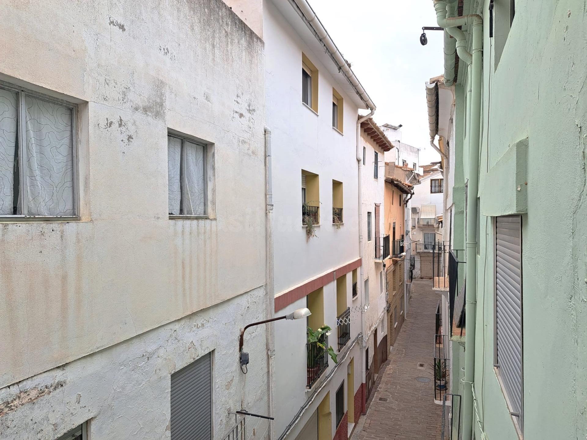 Casa en venta en pleno centro de Requena con patio al fondo. - foto 2
