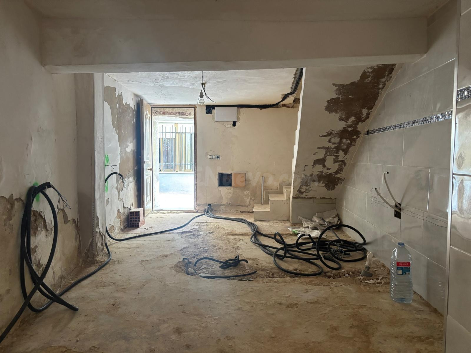 Casa en venta en pleno centro de Requena con patio al fondo. - foto 3