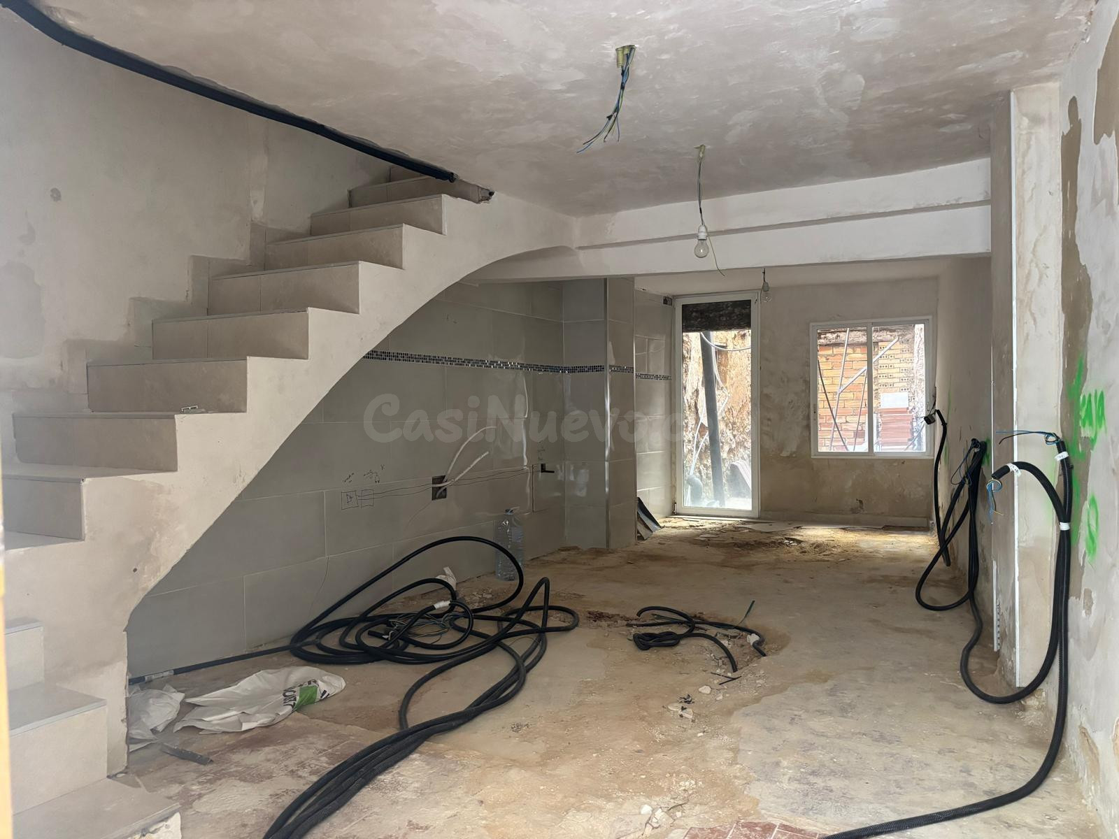 Casa en venta en pleno centro de Requena con patio al fondo. - foto 4