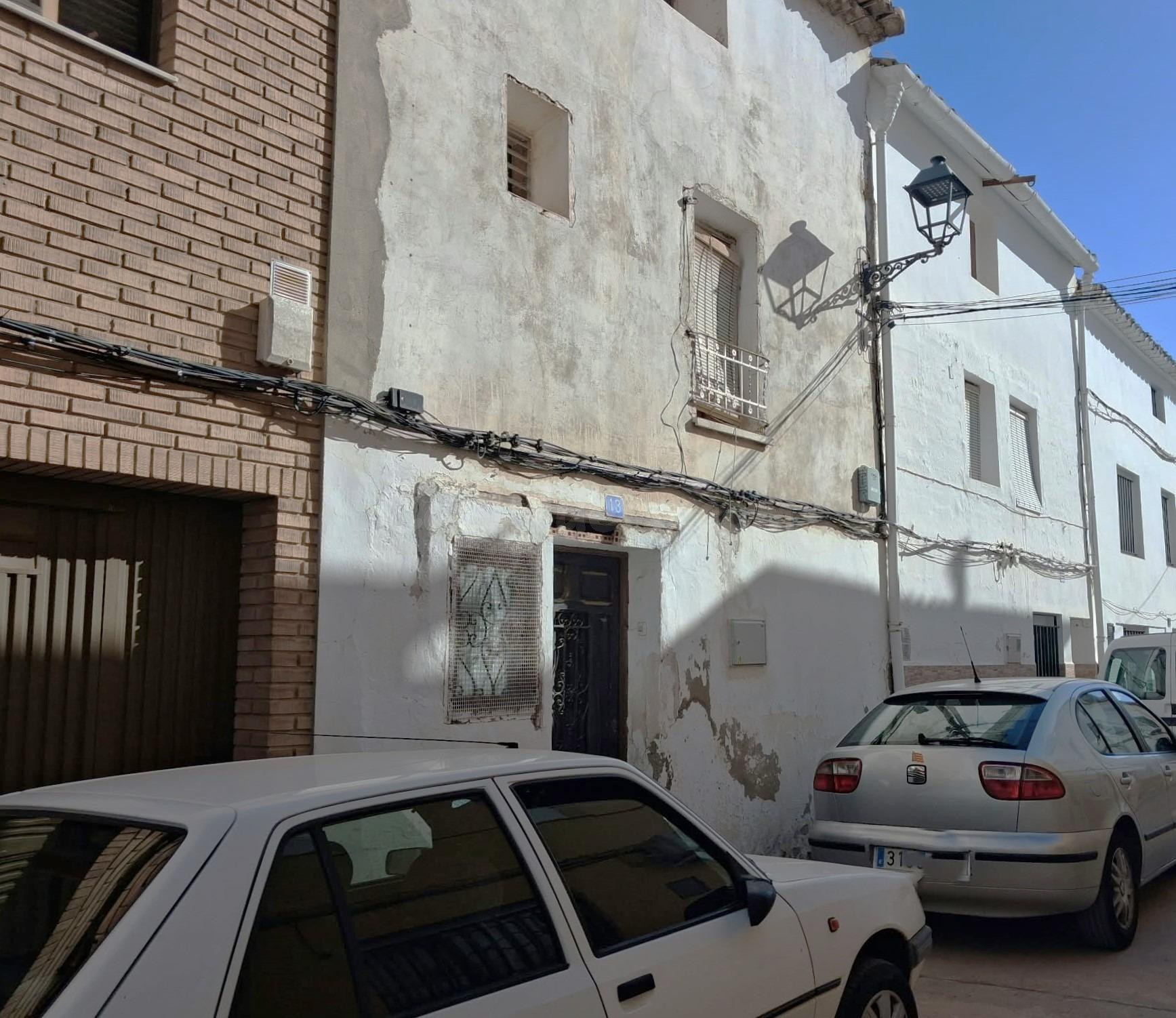 Casa con patio, terraza y cubierta recientemente renovada.