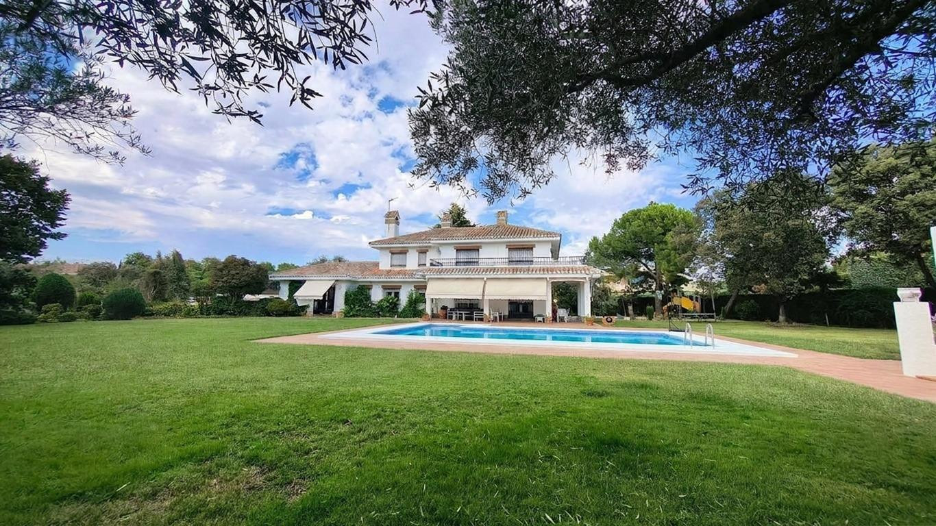 Majestuosa Villa de Inspiración Cordobesa en el Exclusivo Club de Golf de Las Rozas