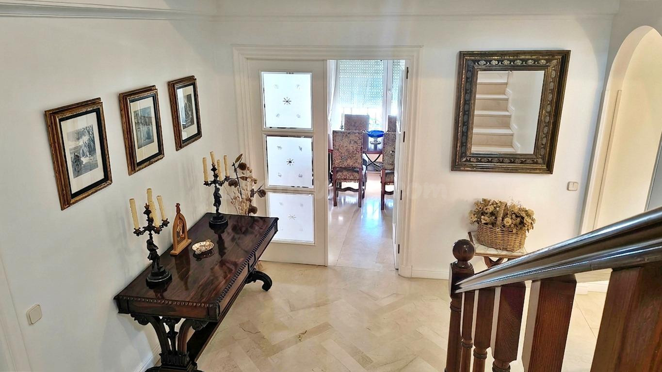 Majestuosa Villa de Inspiración Cordobesa en el Exclusivo Club de Golf de Las Rozas - foto 4
