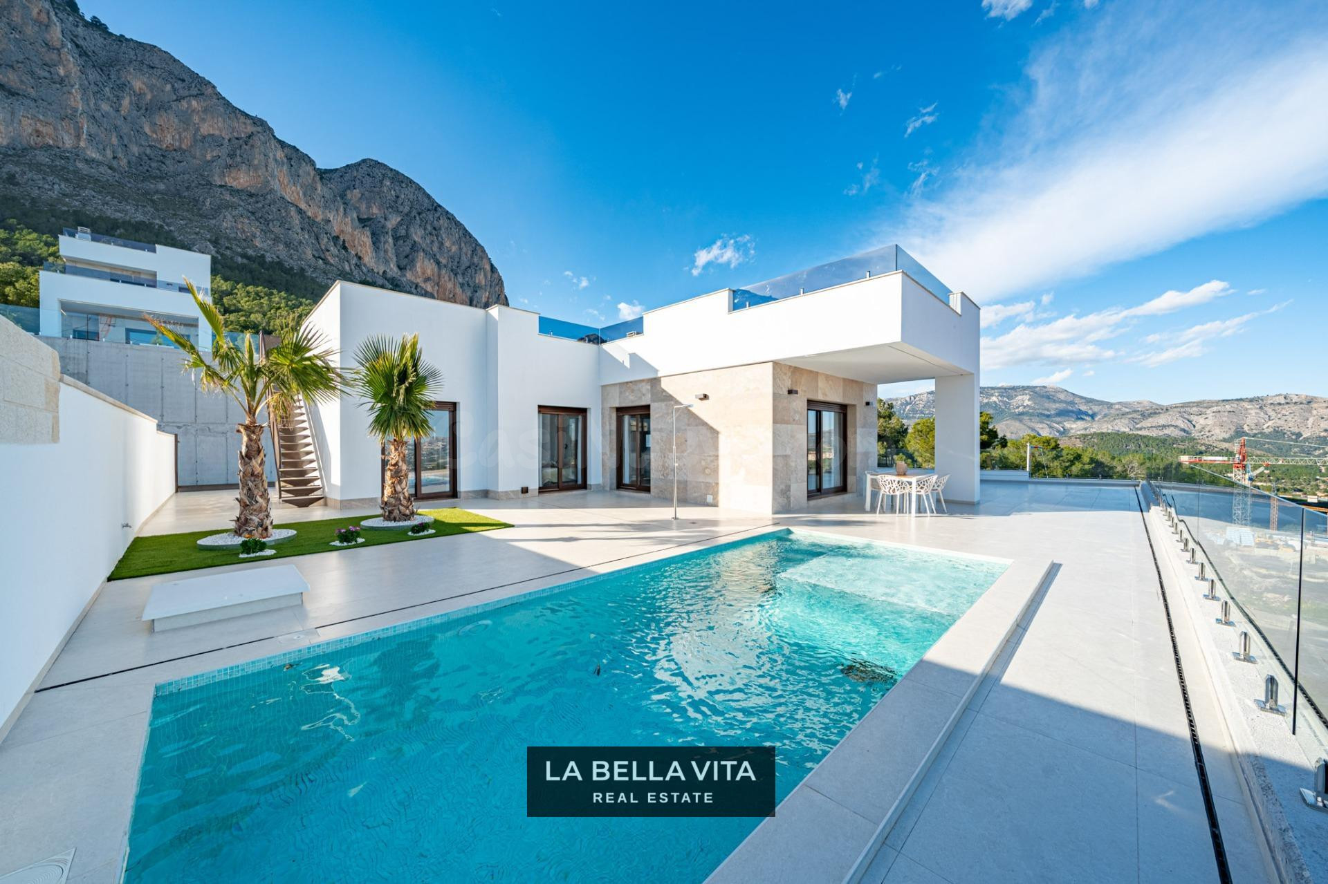 Impresionantes villas de nueva construcción en Polop con vistas al mar