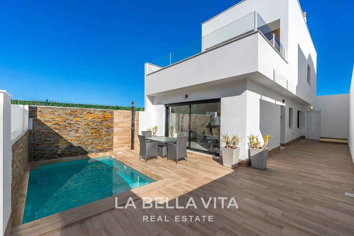 Villa con piscina privada, garaje cerrado y solárium en San 