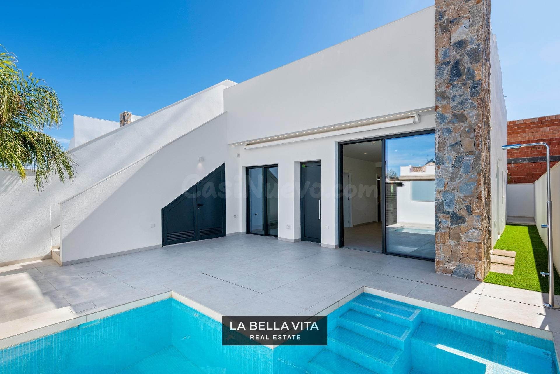 Villa moderna de una sola planta con piscina privada y solárium en San Javier