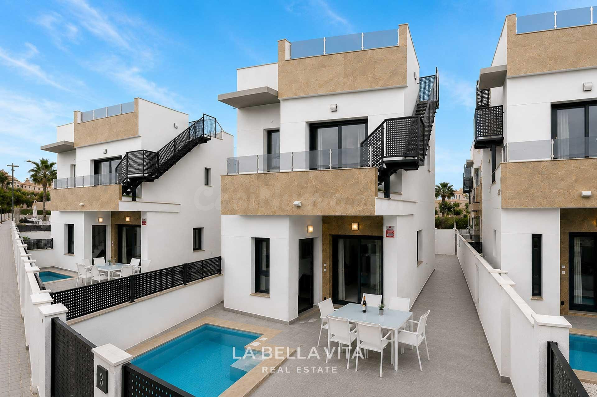 Preciosa villa moderna con piscina privada y solárium en Torrevieja