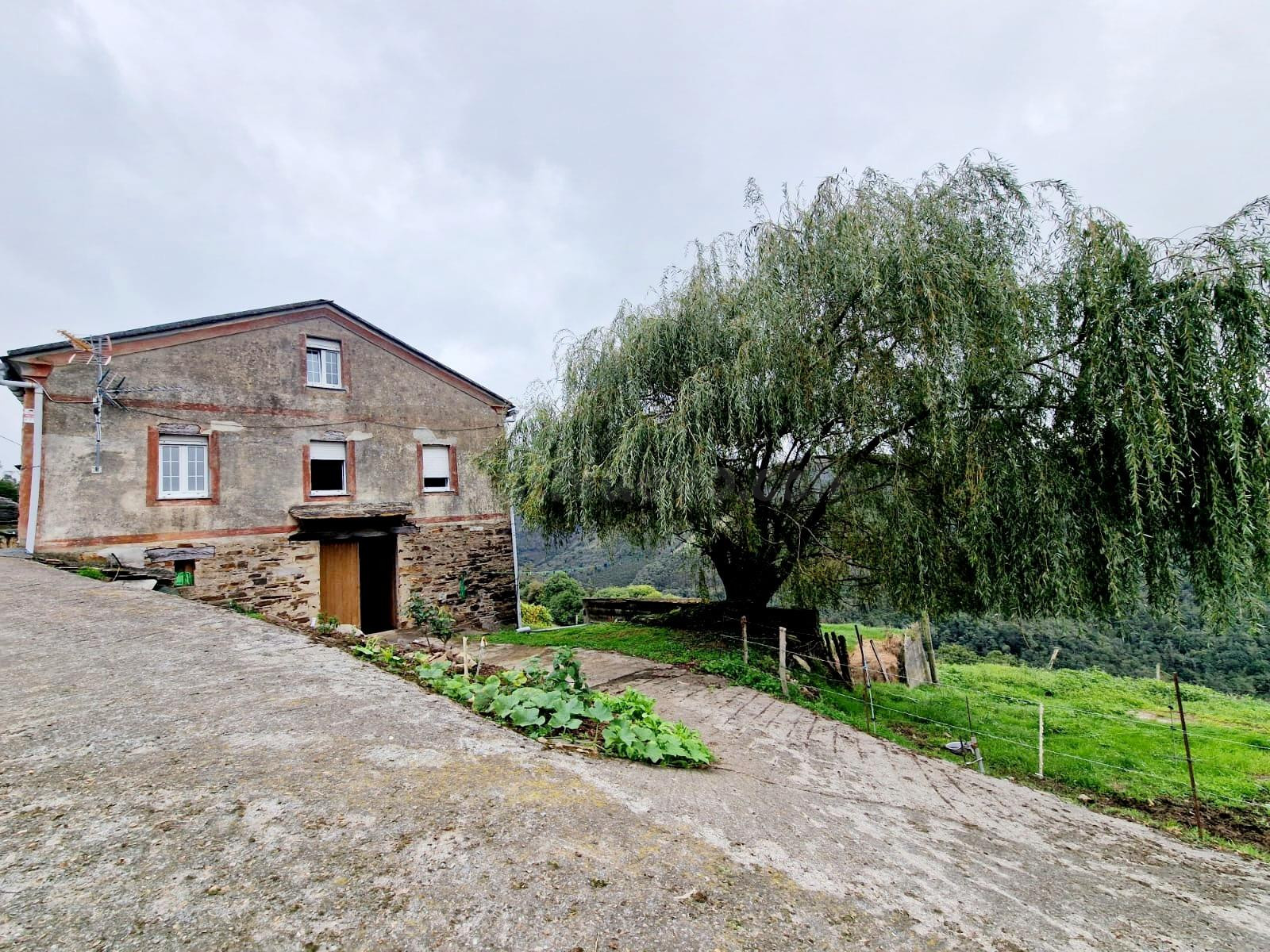 CASA DE PIEDRA CON 16.774 M2 DE FINCA Y CUADRAS EN TARAMUNDI