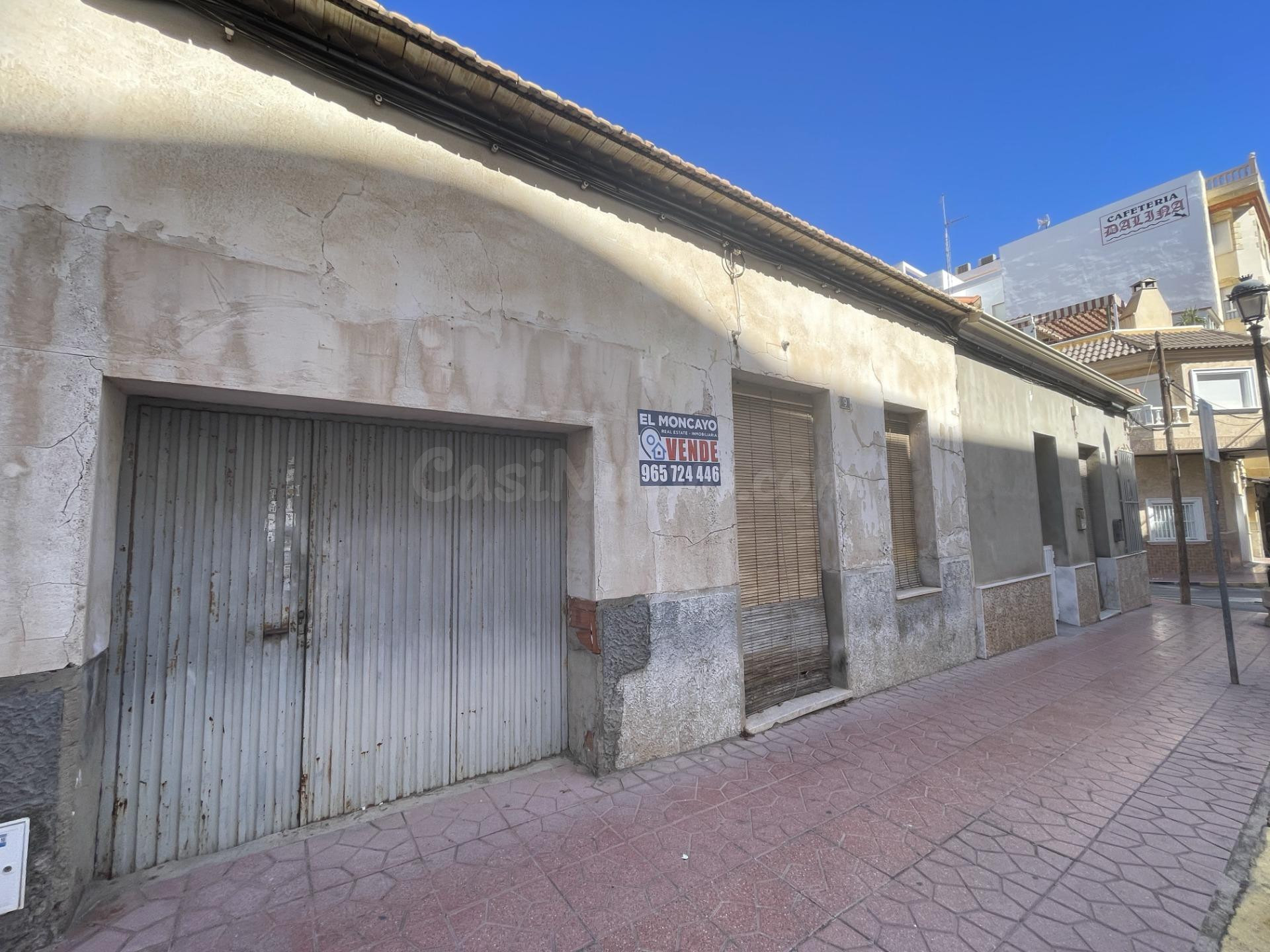 Casa baja con gran parcela y amplio jardín interior en Guardamar del Segura