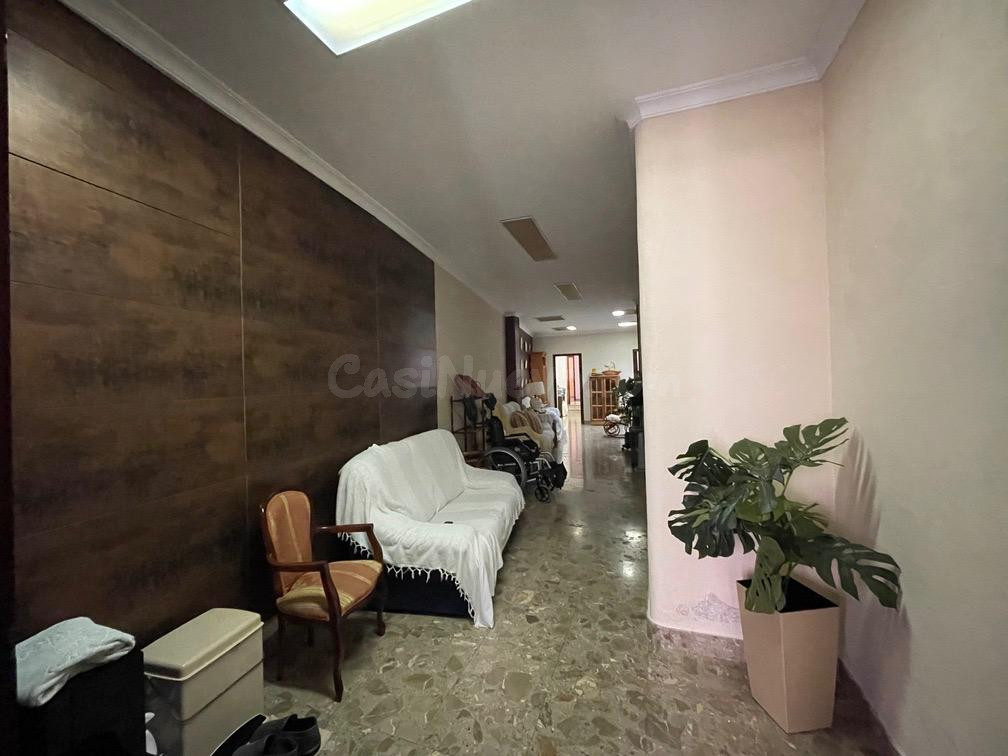 Encantadora Casa de Pueblo en Mahón: Espacios Amplios y Enca