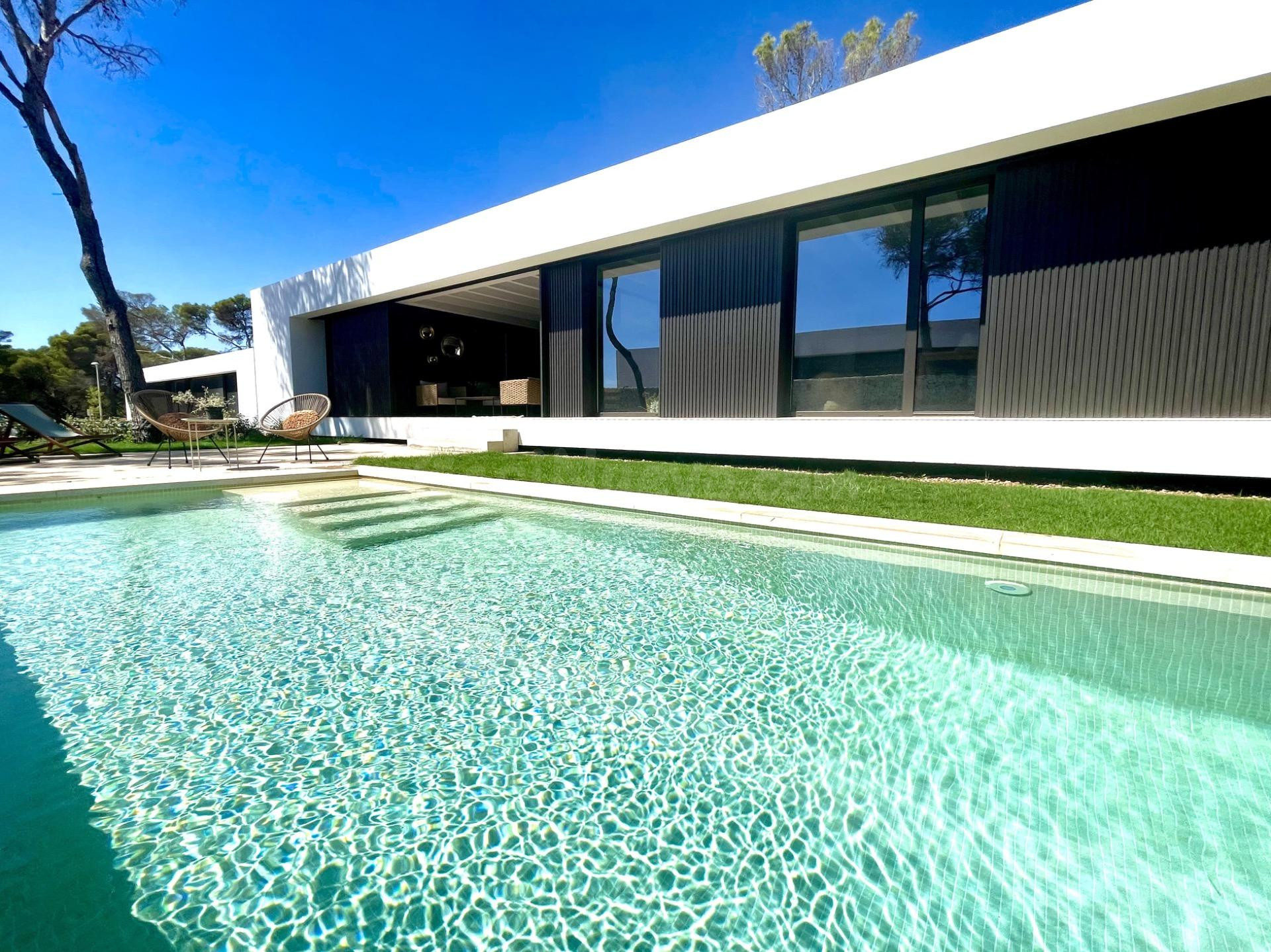 LLAR DE MAR · ALQUILER DE TEMPORADA POR MESES · UNA RESIDENCIA PRIVADA DE LUJO EN MENORCA