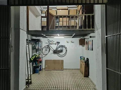 Garaje cerrado con trastero en doble altura en Santa Rosa ju
