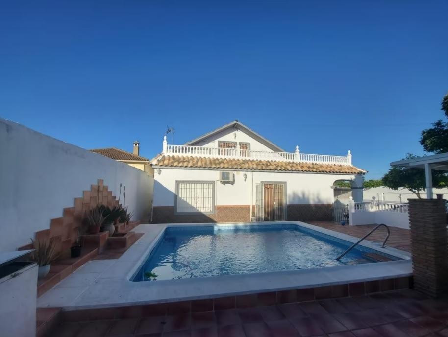 Casa con parcela de 500 m2, piscina y barbacoa en Camino Viejo de Almodovar  ( NO HIPOTECABLE )