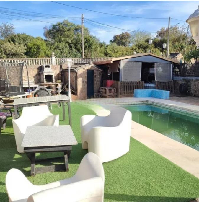 Chalet en venta con piscina en la zona de Paraiso Arenal