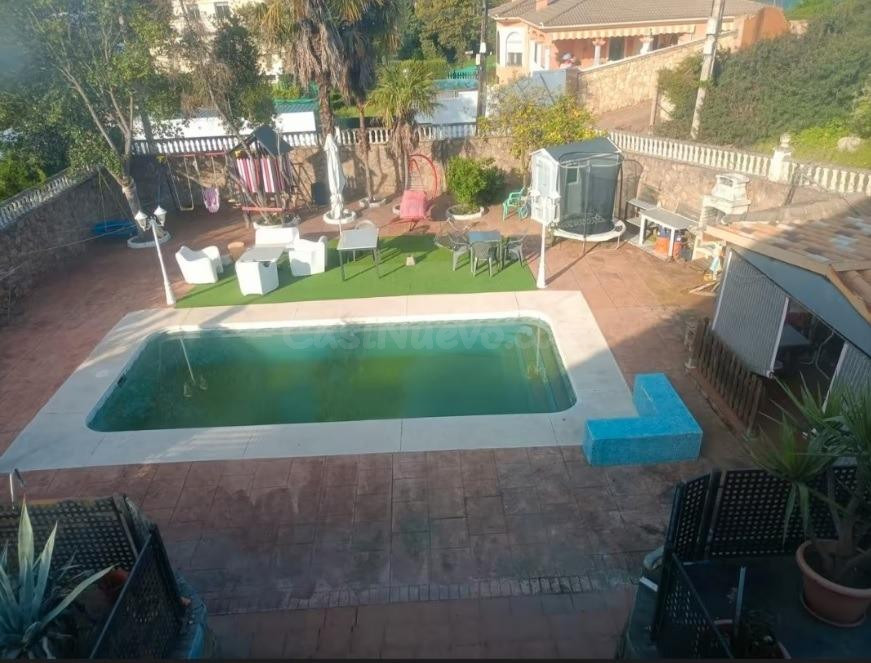 Chalet en venta con piscina en la zona de Paraiso Arenal - foto 2