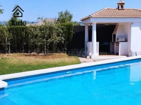 Casa con parcela de 1.200 m2 + parcela independiente de 500 m2 con piscina y jardín – La Barquera (Córdoba) ( NO HIPOTECABLE )