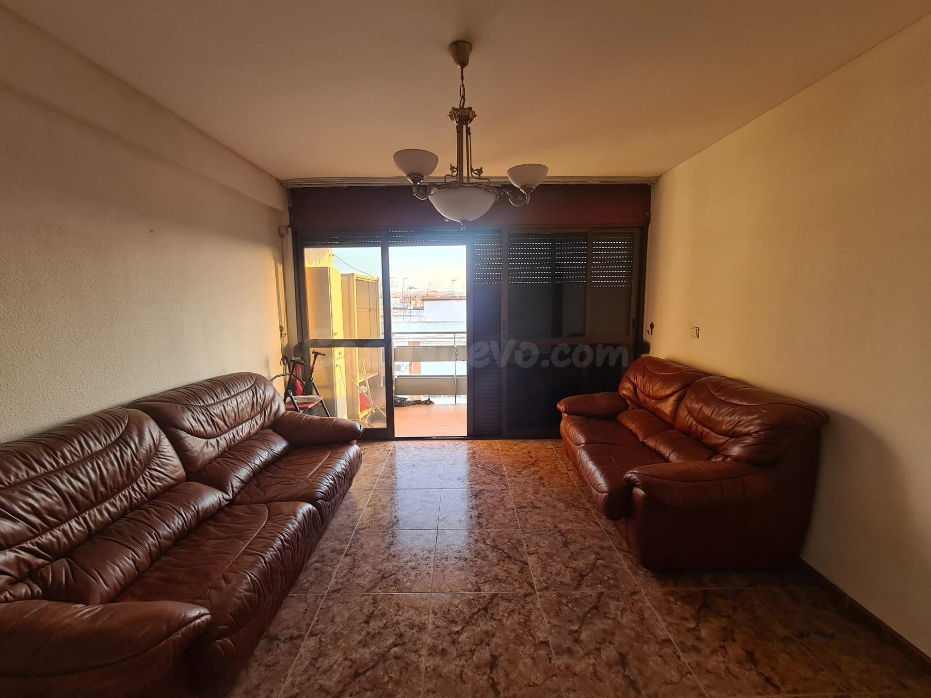 3 dormitorios, terraza y plaza de aparcamiento en Carlos III - foto 2