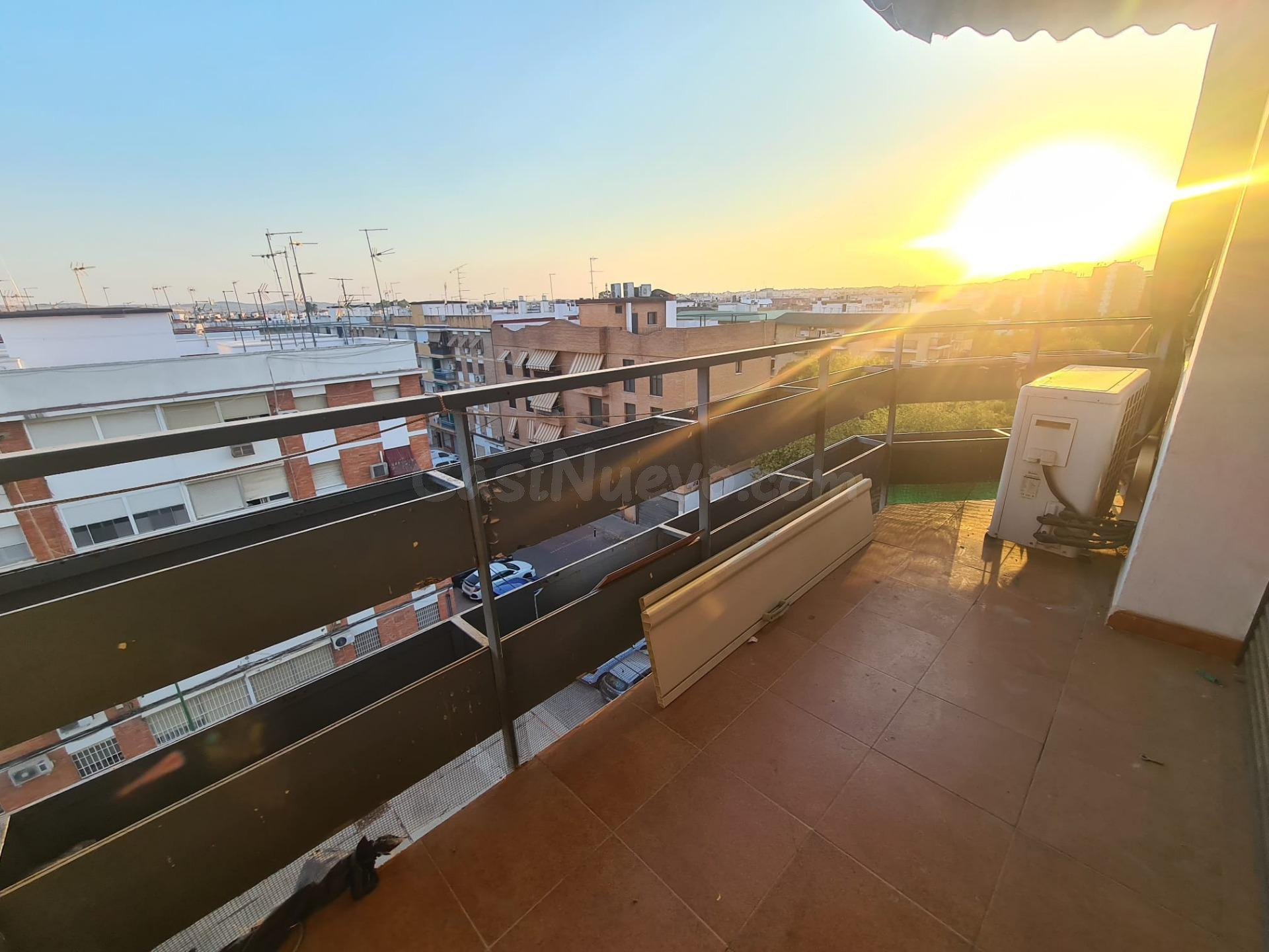 3 dormitorios, terraza y plaza de aparcamiento en Carlos III - foto 3