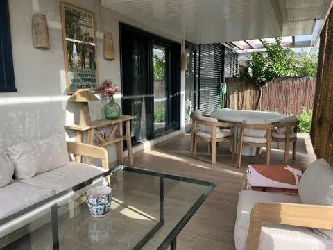 Exclusivo bajo con jardín privado de 133 m2 en urbanización con piscinas y gimnasio