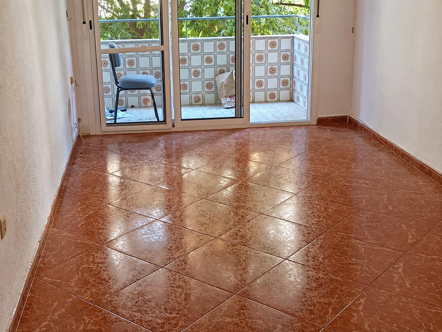 Piso con ascensor y terraza en zona Viñuela–Rescatado | Una excelente oportunidad para vivir o invertir - foto 2