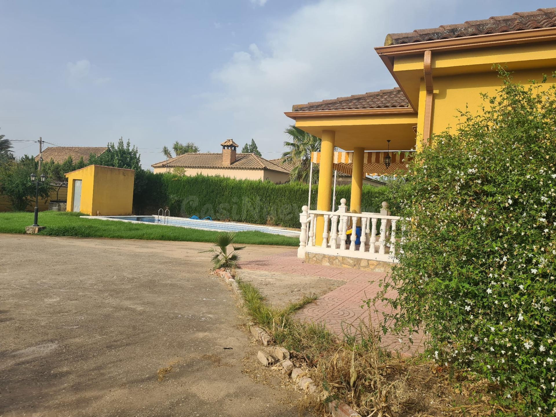 Chalet con piscina, apartamento independiente y 2.000 m2 de parcela en Urbanización Las Pitas – El Higuerón ( NO HIPOTECABLE ) - foto 2
