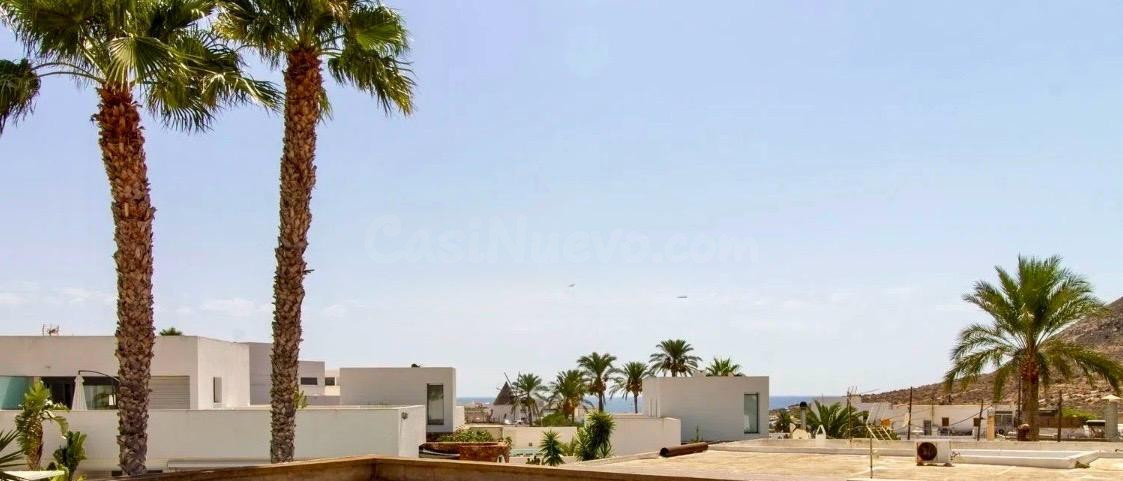 Casa con 3 viviendas independientes y 7 dormitorios en Las Negras