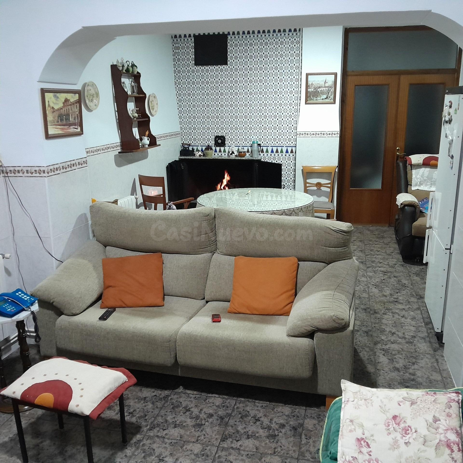 CASA INDEPENDIENTE CON GARAJE Y PATIO EN YECLA