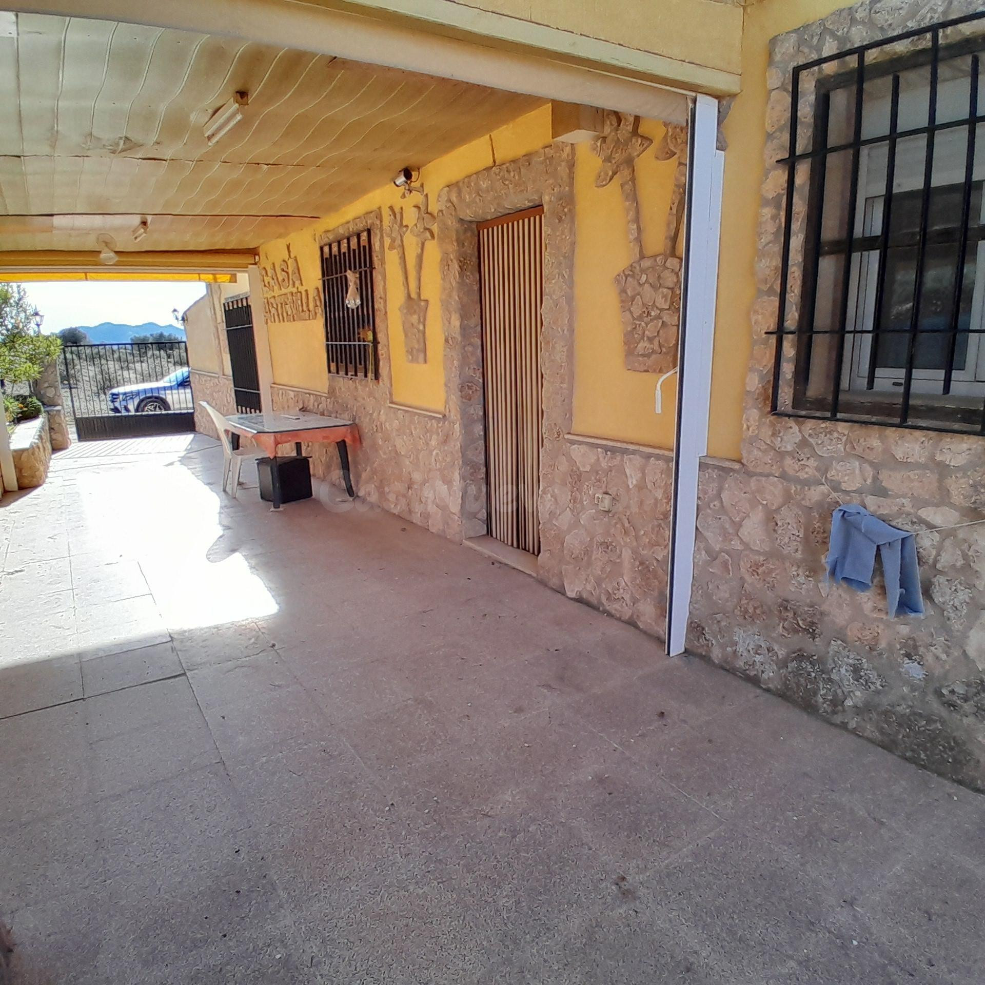 CHALET JUNTO  A LA MONTAÑA EN YECLA
