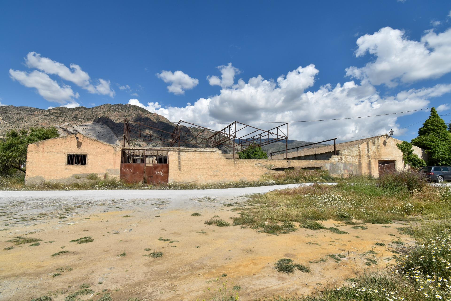 Nave industrial en el paraje del Ginatar, Dúrcal, a escasos metros del pabellón deportivo.