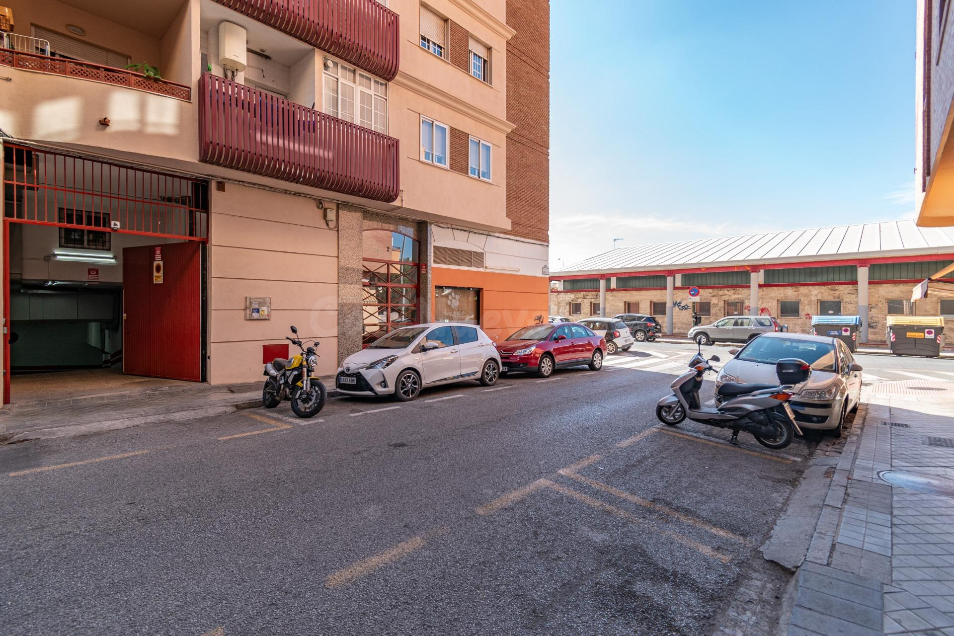 Amplia Plaza de Garaje Cerrada en Ubicación Estratégica