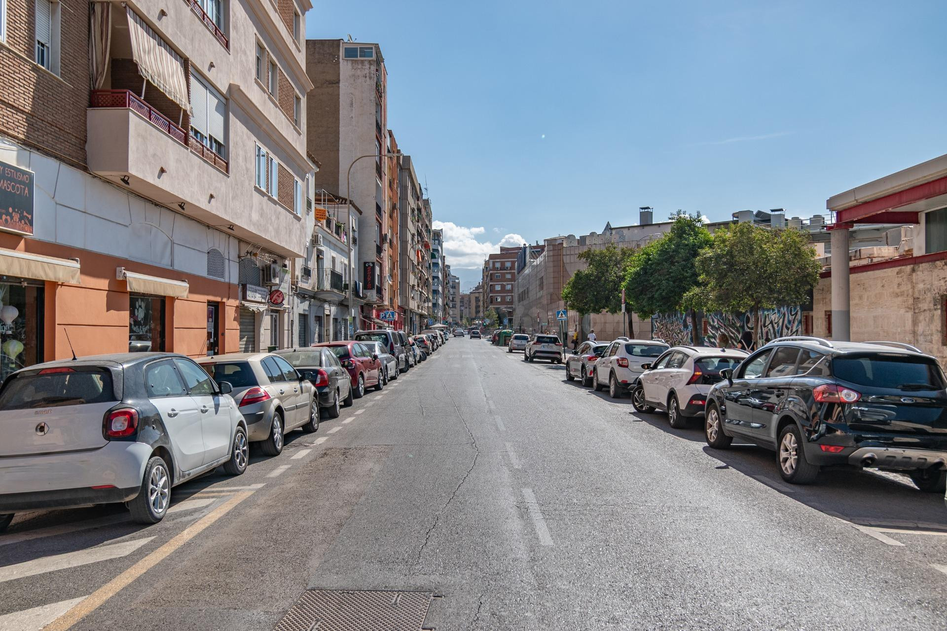 Amplia Plaza de Garaje Cerrada en Ubicación Estratégica - foto 2
