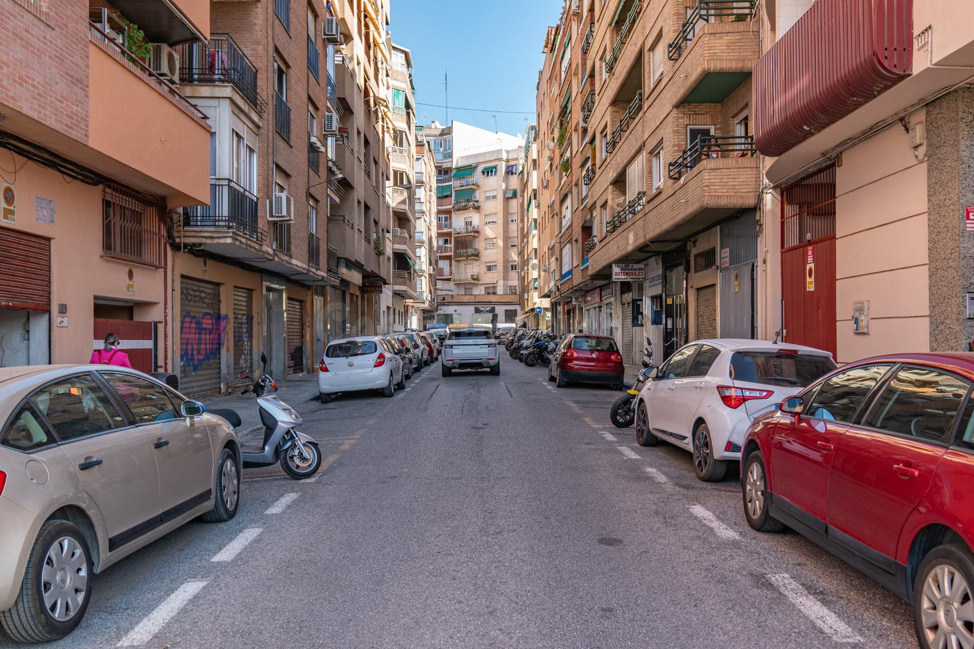 Amplia Plaza de Garaje Cerrada en Ubicación Estratégica - foto 4