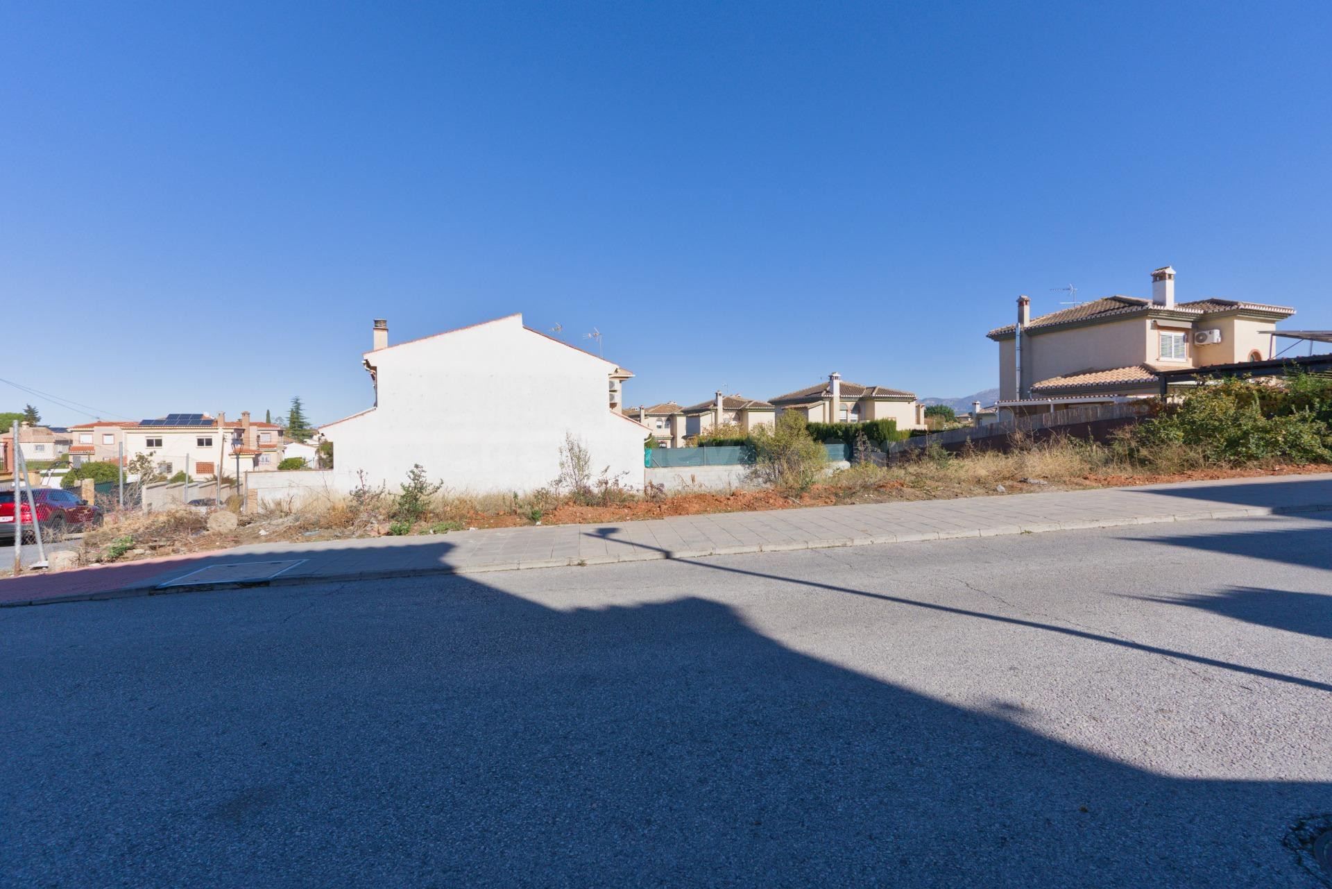 PARCELA URBANA DE 560m2 en calle KEOPS, OTURA. - foto 4