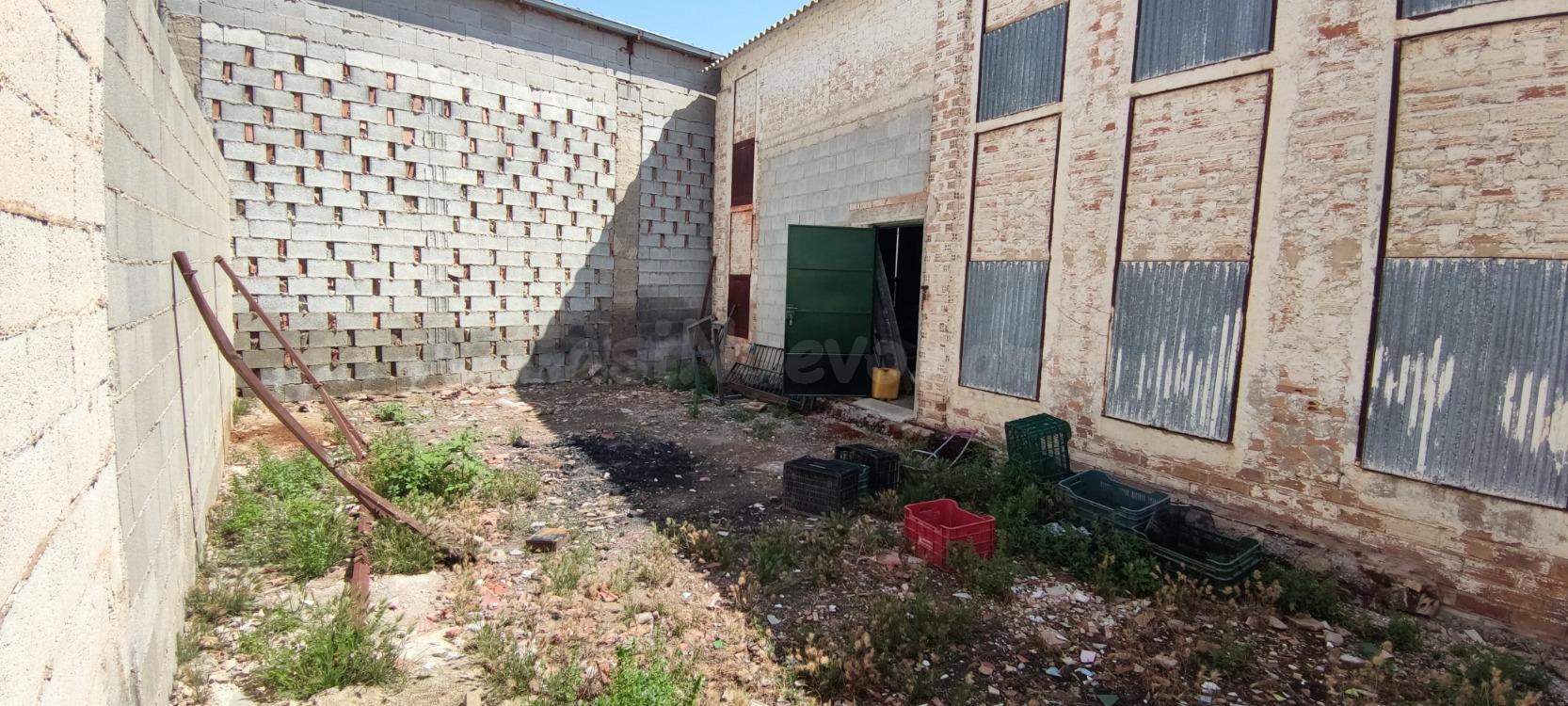 NAVE URBANA EN FUENTE VAQUEROS - foto 4