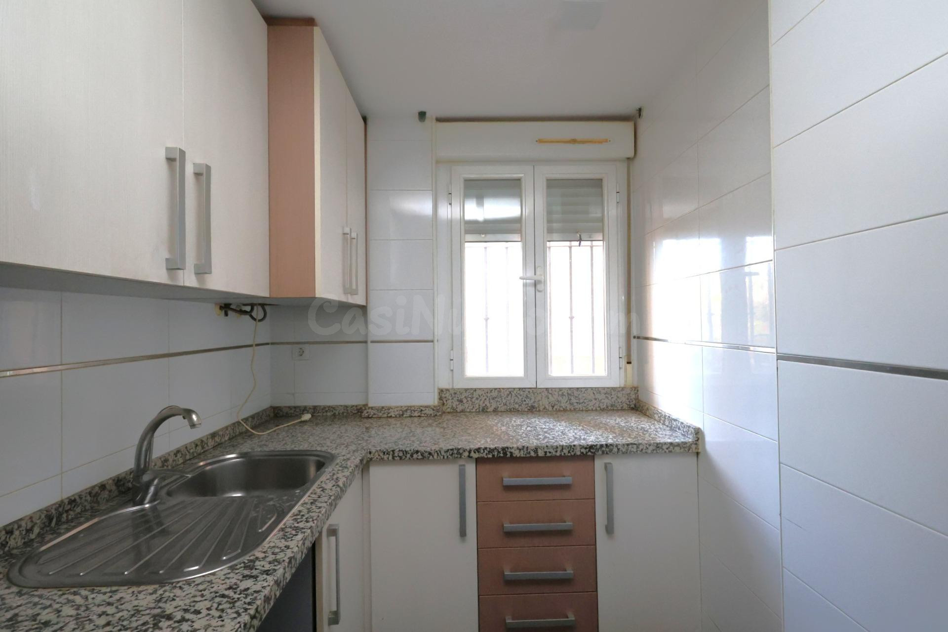 Piso bajo en pleno centro de Cúllar Vega con garaje incluido - foto 5