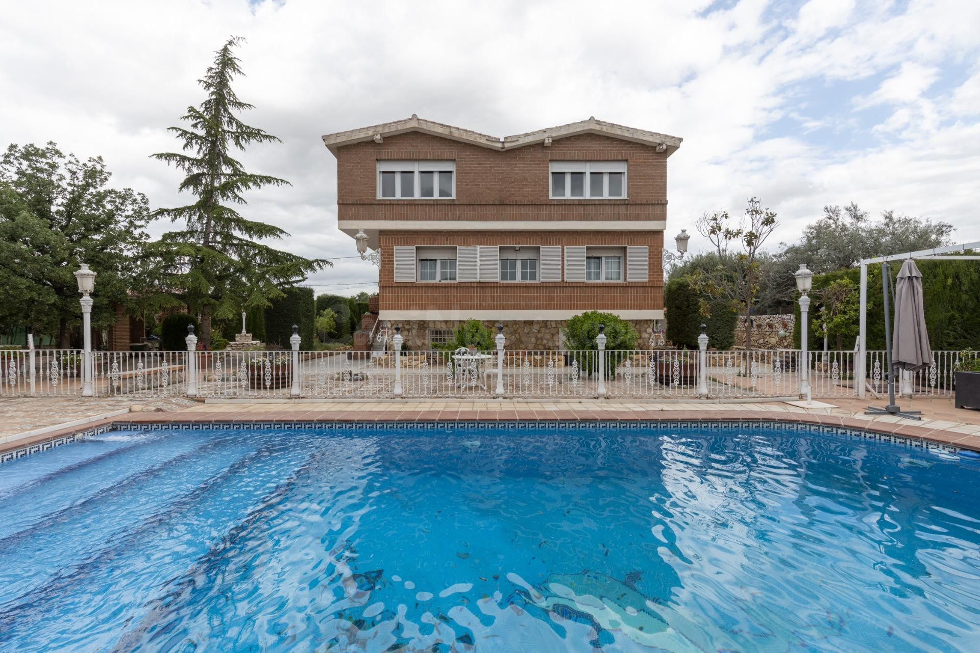 ¡¡EXCLUSIVA VIVIENDA DE ALTO STANDING EN UNA PARCELA DE 3.166 m2 EN ALHENDIN!!