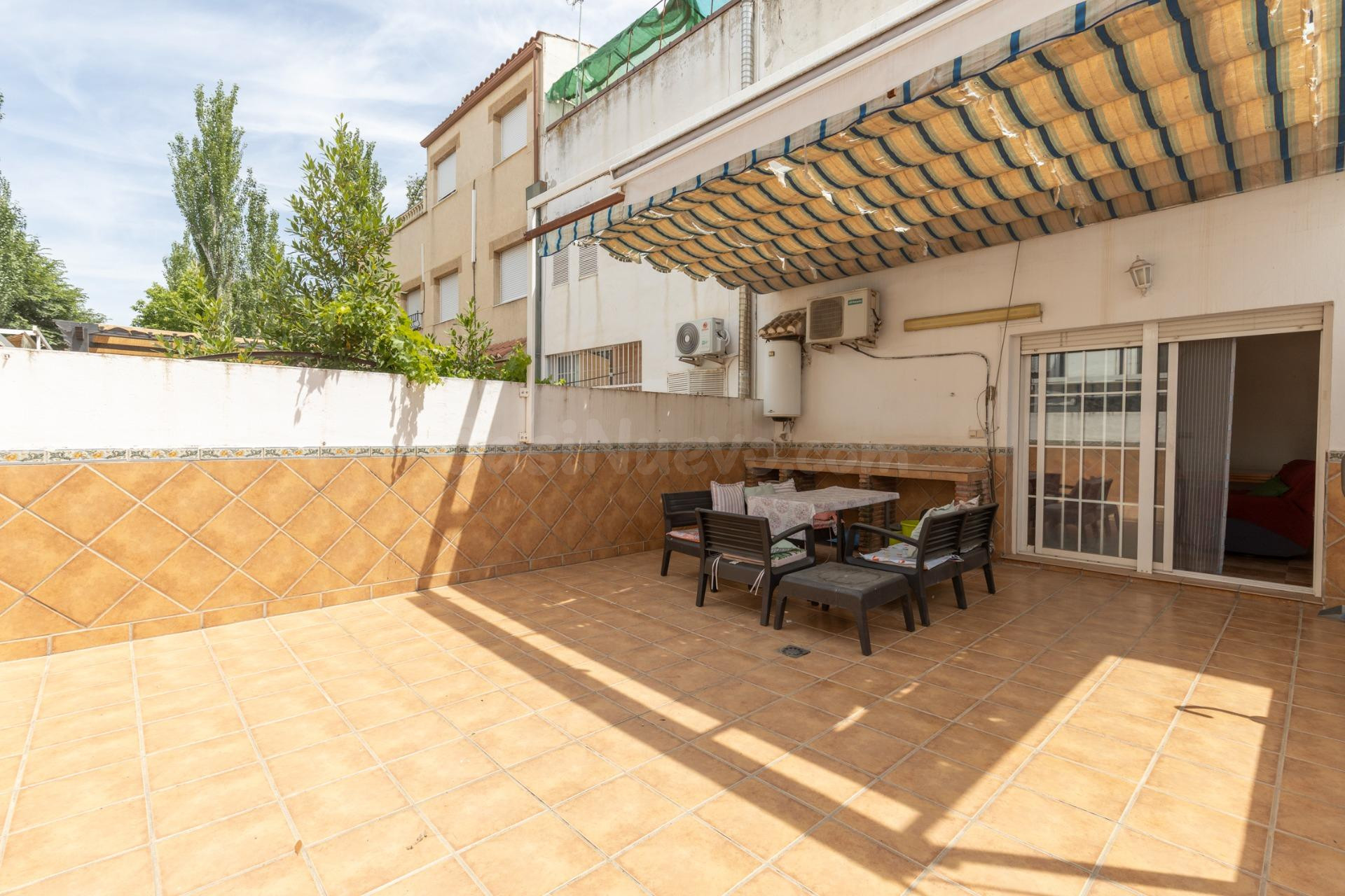 OPORTUNIDAD EN VENTA DE CASA ADOSADA DE TRES DORMITORIOS EN MARACENA