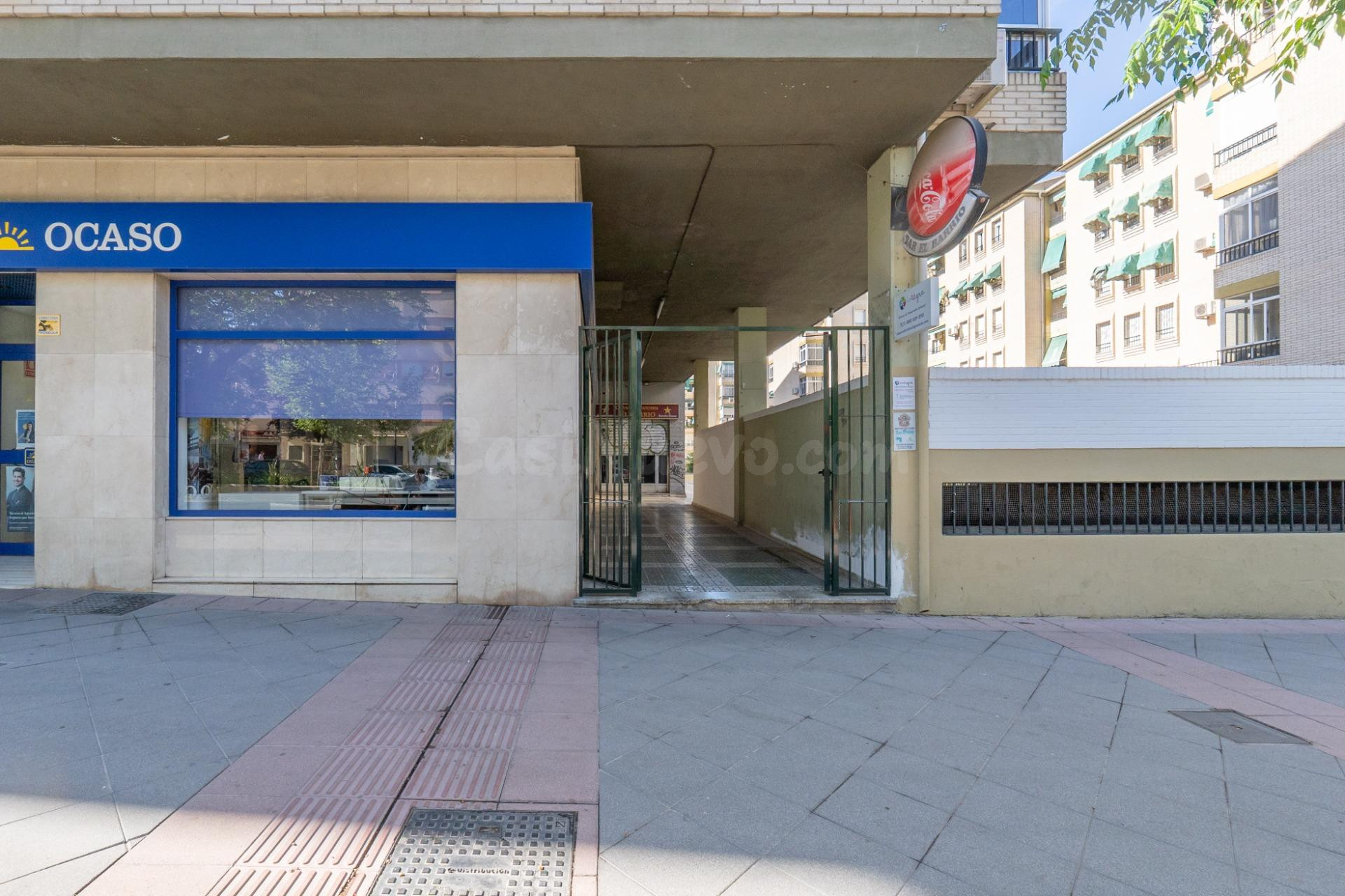 Local comercial amplio y polivalente en zona peatonal – La C - foto 2