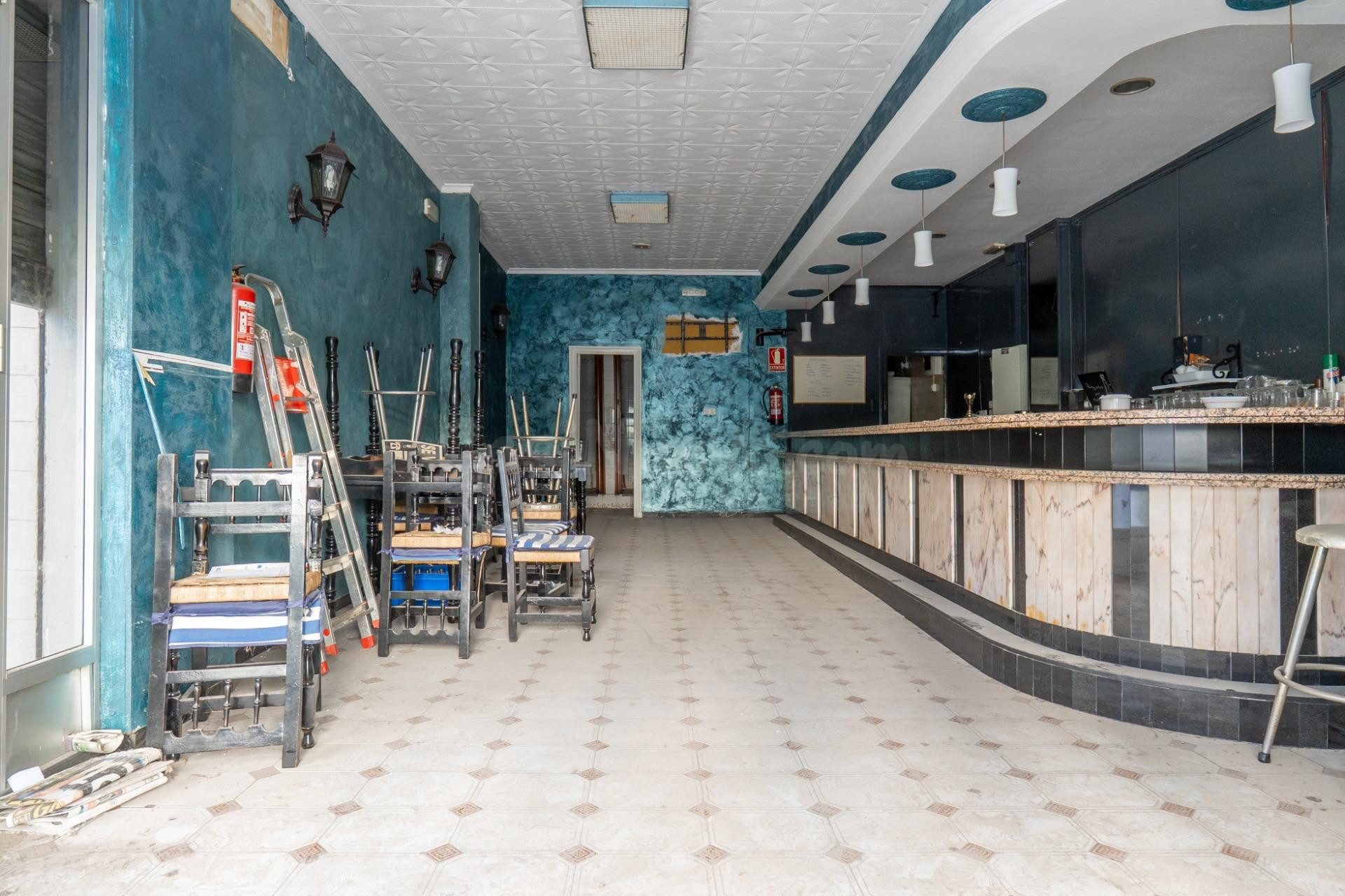 Local comercial amplio y polivalente en zona peatonal – La C - foto 4