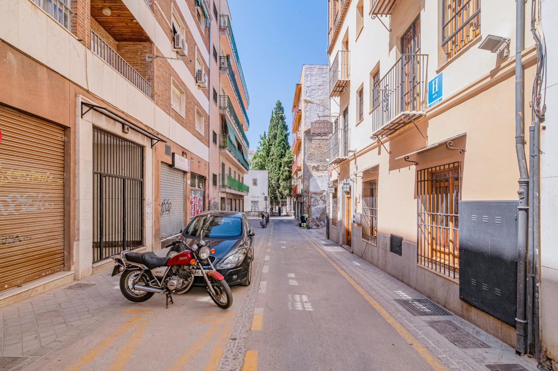 Local en el Corazón de Granada - Ideal para Cocheras - foto 4